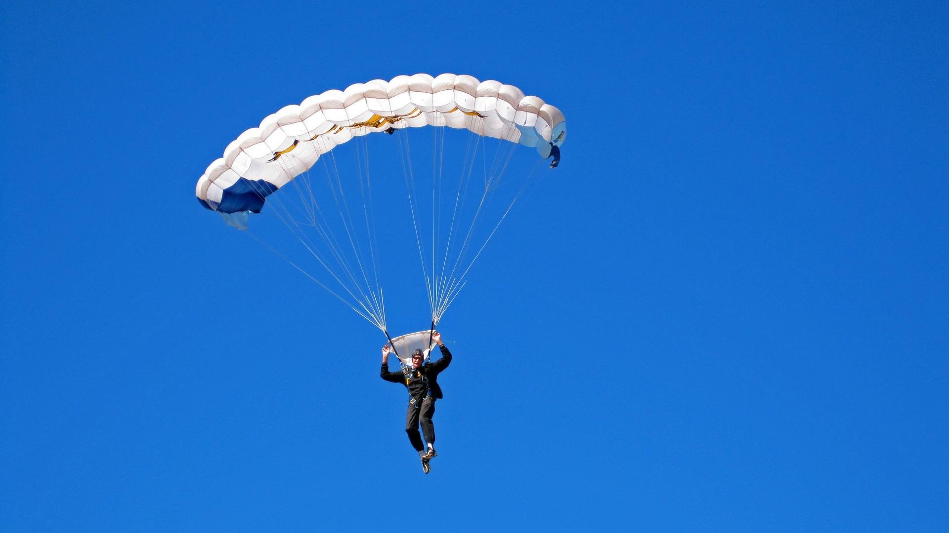 开云品牌-冬季雪地抢椅子赛，趣味横生的冰雪运动
